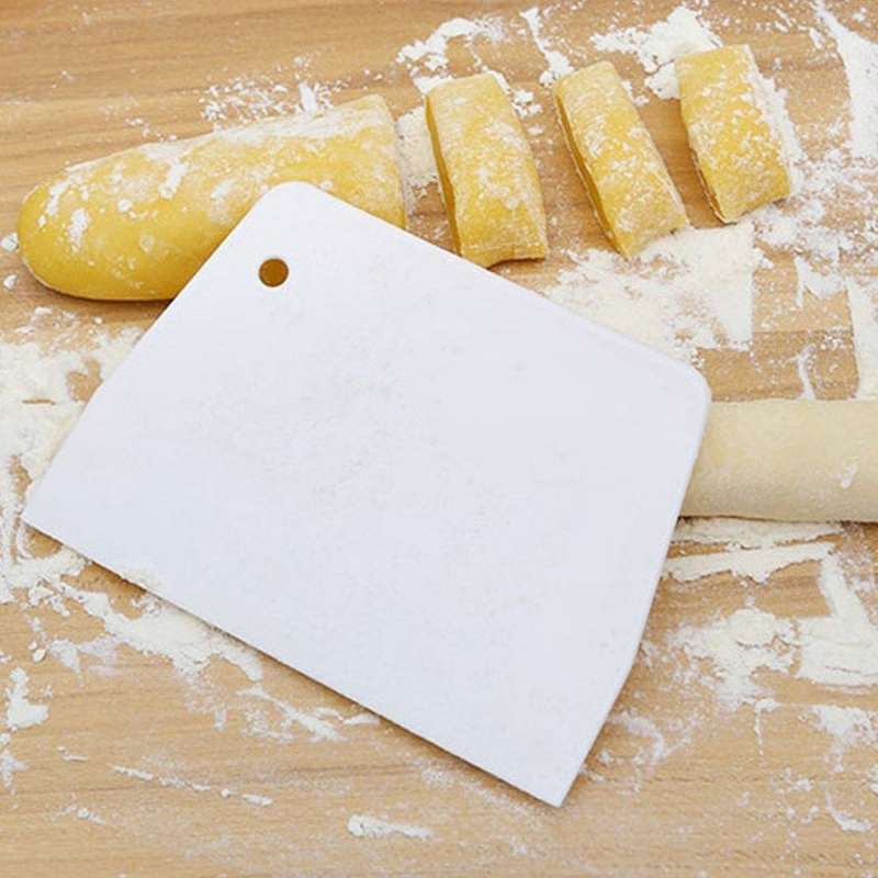 Скребок пекарский пластиковый для работы с тестом (жёсткий) (195х130)