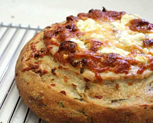 Луковый хлеб с сыром