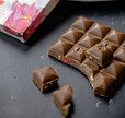 Шоколад на кэробе с клубникой и бананом (vegan) "Nilambari" / 65 г